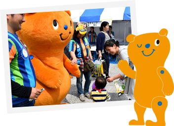 ユーモのキャラクターに抱きついている子供達